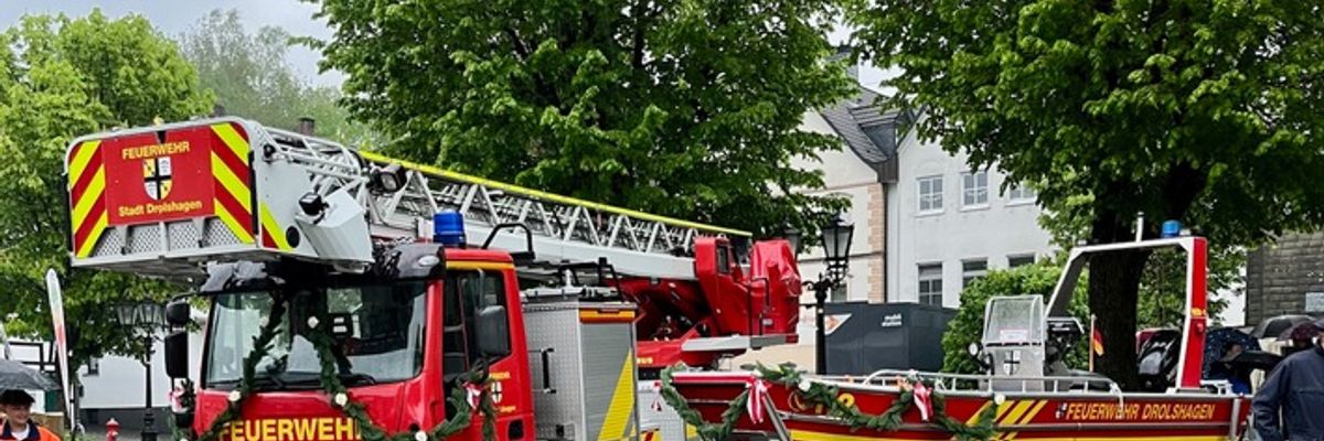FW Drolshagen: Drehleiter und Mehrzweckboot gesegnet und offiziell im Dienst