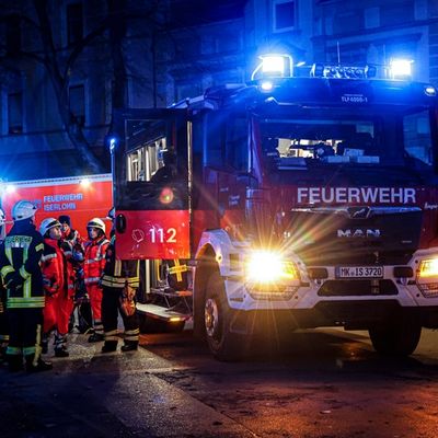 FW-MK: Feuer in Mehrfamilienhaus - Bewohner über Drehleiter gerettet