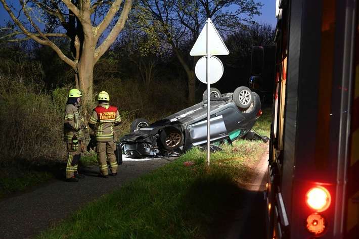 FW Pulheim: Brauweiler - Verkehrsunfall auf Landstraße