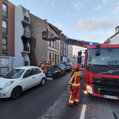 FW Düren: Zimmerbrand mit Balkonfeuer - Personen durch Feuerwehr in Sicherheit gebracht