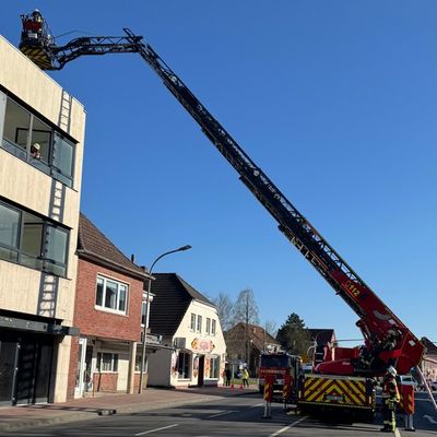 FW-AUR: Versteckter Brand fordert Großaufgebot an Einsatzkräften