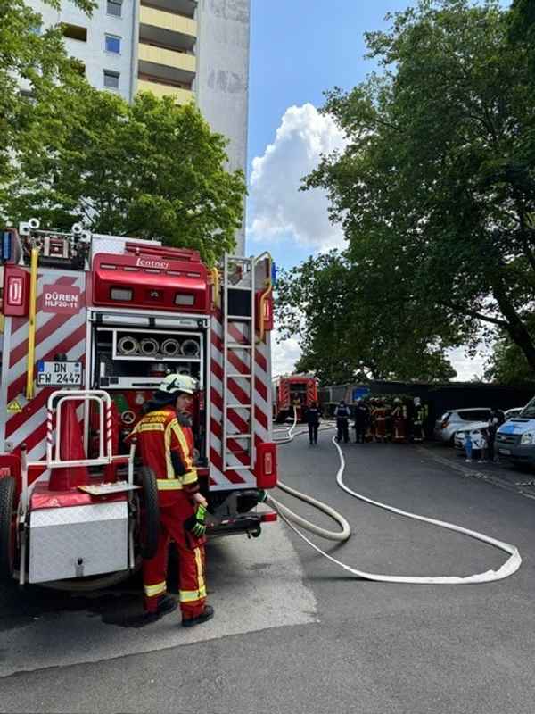 FW Düren: Feuer in Hochhaus