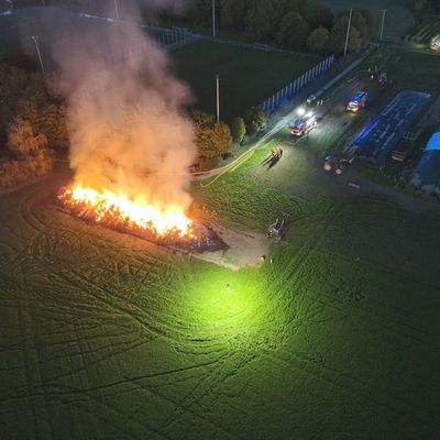 FW Voerde: Strohmiete brannte-Feuerwehr Voerde im Einsatz