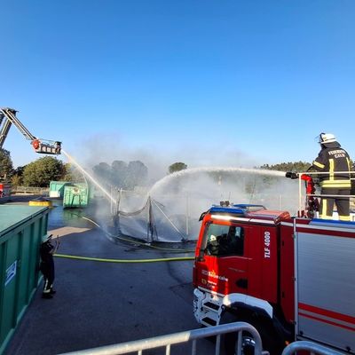 KFV-CW: Großbrand auf Entsorgungsanlage Simmozheim/ Restmüll steht in Flammen / Feuerwehr verhindert Brandausdehnung