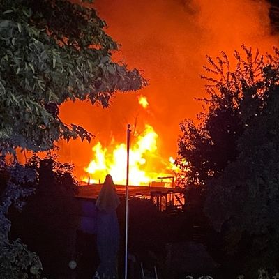 FW Lehrte: Laubenbrand entwickelt sich zum Großfeuer - Ausfall des Digitalfunk erschwert den Einsatz