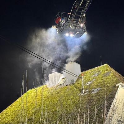 FW VG Westerburg: Kaminbrand beschäftigt Feuerwehren über Stunden - Brandausbreitung verhindert