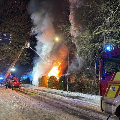 FW-AUR: Gebäude nach Durchzündung vollständig in Flammen
