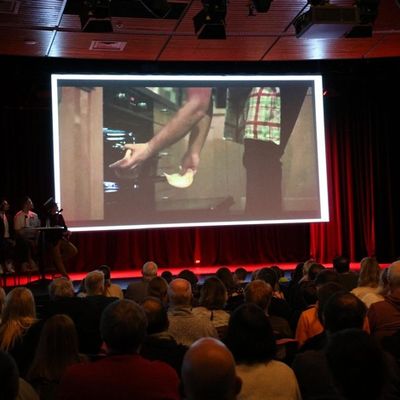 Feuerwehr MTK: 300 Gäste feiern erfolgreiche Premiere von "Charlie und die Feuerwehrfabrik" - Weihnachtsfilm jetzt online