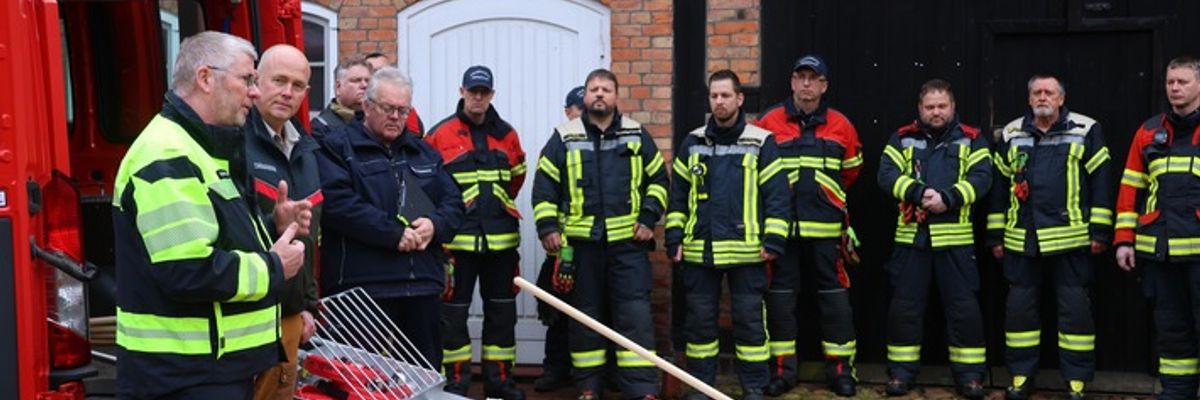 FW-SE: Schleswig-Holsteinische Landesforsten stärken Zusammenarbeit mit Feuerwehren im Segeberger Forst - Spezialausrüstung zur Waldbrandbekämpfung übergeben