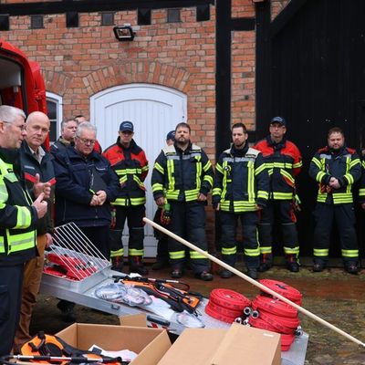 FW-SE: Schleswig-Holsteinische Landesforsten stärken Zusammenarbeit mit Feuerwehren im Segeberger Forst - Spezialausrüstung zur Waldbrandbekämpfung übergeben