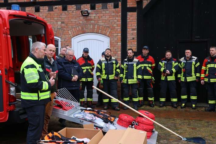 FW-SE: Schleswig-Holsteinische Landesforsten stärken Zusammenarbeit mit Feuerwehren im Segeberger Forst - Spezialausrüstung zur Waldbrandbekämpfung übergeben