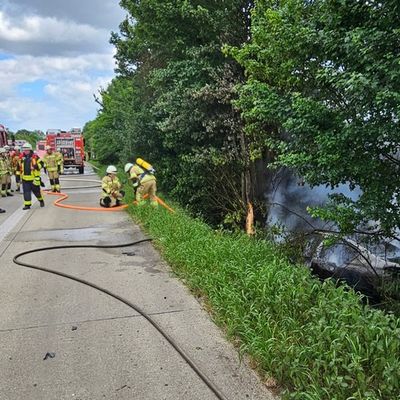 Feuerwehr Goch: Schwerer Verkehrsunfall auf der A 57: Ein Fahrzeug in Flammen, 4 Personen verletzt