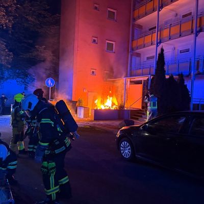 FW-MK: Nächtlicher Brand an einem Gebäude am "Sonnenweg"