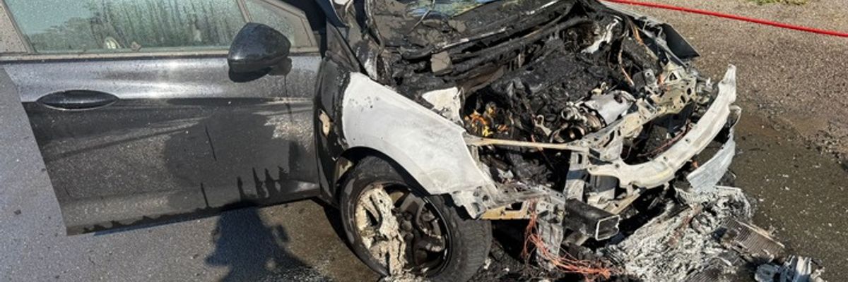FFW Schiffdorf: Pkw fängt während der Fahrt Feuer im Motorraum