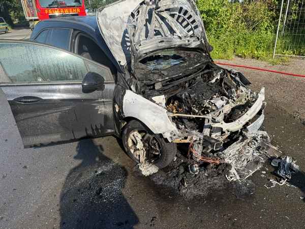 FFW Schiffdorf: Pkw fängt während der Fahrt Feuer im Motorraum