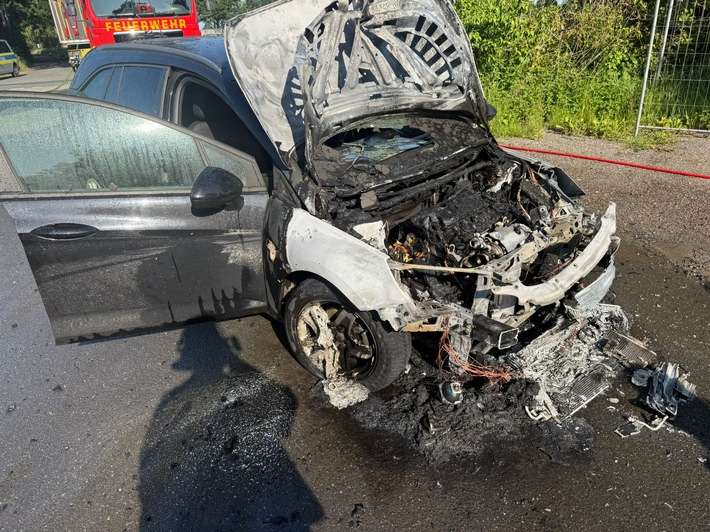 FFW Schiffdorf: Pkw fängt während der Fahrt Feuer im Motorraum