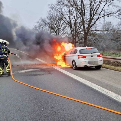 FW Hünxe: Pkw-Brand auf der BAB 3 - Zeitweise langer Rückstau