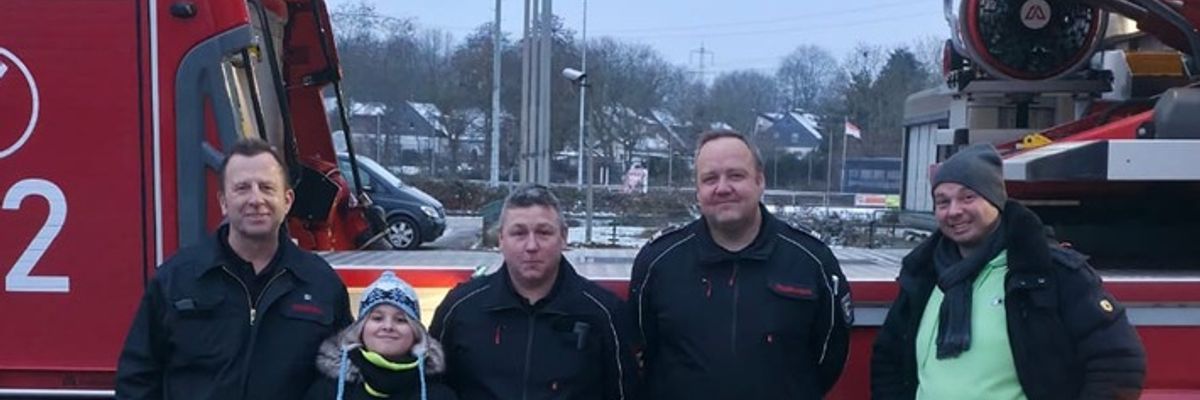 FW Moers: Vorbildliches Handeln: Feuerwehr Moers empfängt 10-jährigen Ersthelfer