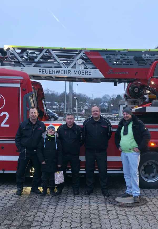 FW Moers: Vorbildliches Handeln: Feuerwehr Moers empfängt 10-jährigen Ersthelfer