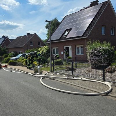 FW-ROW: Brand im Dachbereich eines Einfamilienhauses in Gnarrenburg