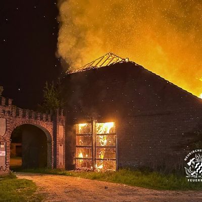 FW Neukirchen-Vluyn: Großbrand einer Scheune - Kräftezehrender Einsatz über 17 Stunden + Nachlöscharbeiten bis zum Folgetag (Abschlussmeldung)