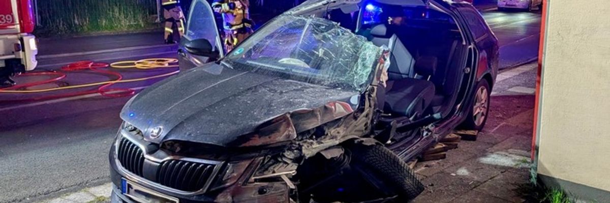 FW-E: Automatisches Notrufsystem meldet schweren Verkehrsunfall - Person aus PKW befreit
