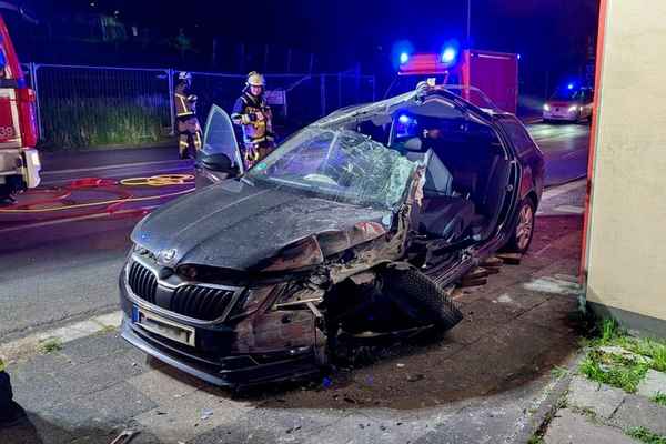 FW-E: Automatisches Notrufsystem meldet schweren Verkehrsunfall - Person aus PKW befreit