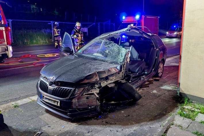 FW-E: Automatisches Notrufsystem meldet schweren Verkehrsunfall - Person aus PKW befreit