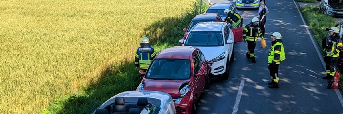 FW-KLE: Verkehrsunfall mit mehreren Fahrzeugen - auslaufende Betriebsstoffe auf der Uedemer Straße