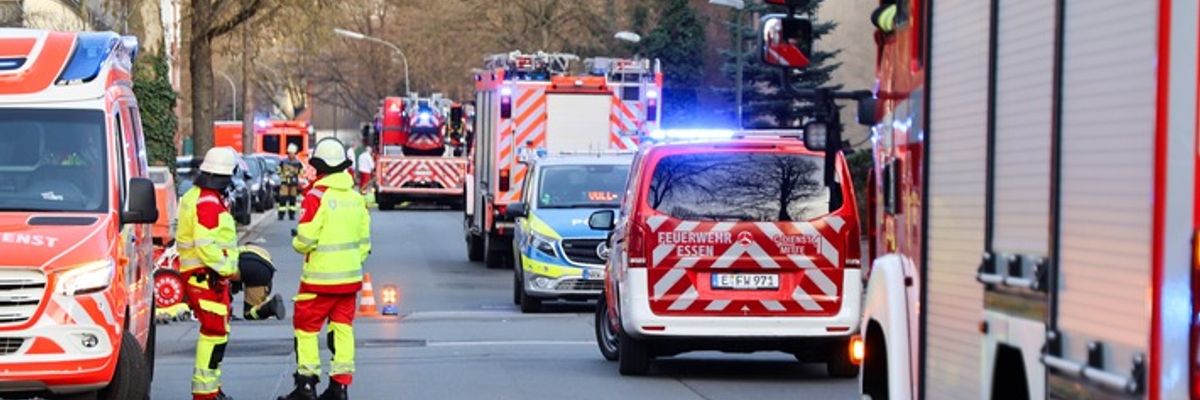 FW-E: Feuer auf Baustelle - Absturzgefahr erschwert Löschmaßnahmen