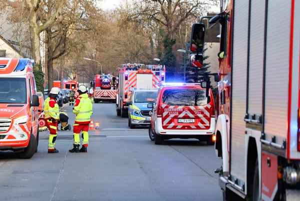 FW-E: Feuer auf Baustelle - Absturzgefahr erschwert Löschmaßnahmen