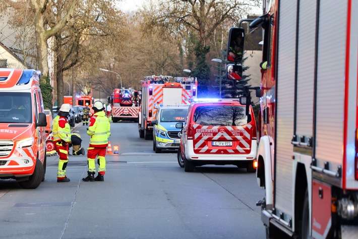 FW-E: Feuer auf Baustelle - Absturzgefahr erschwert Löschmaßnahmen