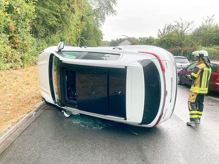 FW-BO: Verkehrsunfall: PKW bleibt auf der Seite liegen