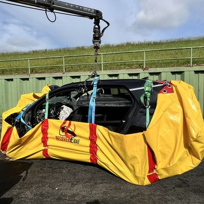 FW Bremerhaven: Schwerer Verkehrsunfall im Fischereihafen - Feuerwehr befreit eingeklemmten Fahrer aus Elektrofahrzeug