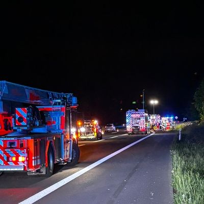 FW-GL: Schwerer Verkehrsunfall auf der BAB 4 - eine Person lebensgefährlich verletzt