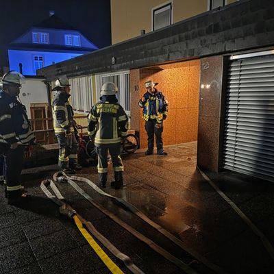 FW-AR: Kellerbrand mit Menschenleben in Gefahr- Einsatz am frühen Samstagmorgen in Arnsberg