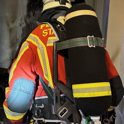 FW Düren: Zimmerbrand mit vermisster Person - Feuerwehr Düren im Einsatz