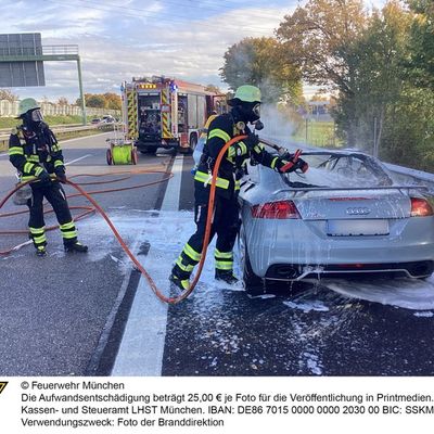 FW-M: Sportwagen auf Autobahn in Flammen (Langwied)