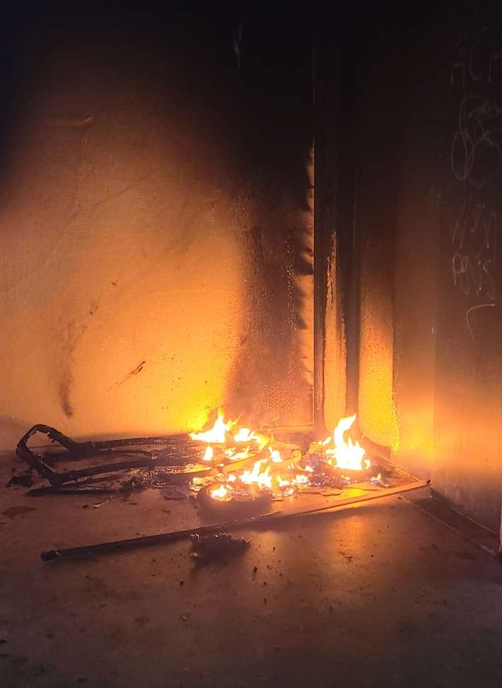 FW-OB: Kleinbrand in einem Parkhaus