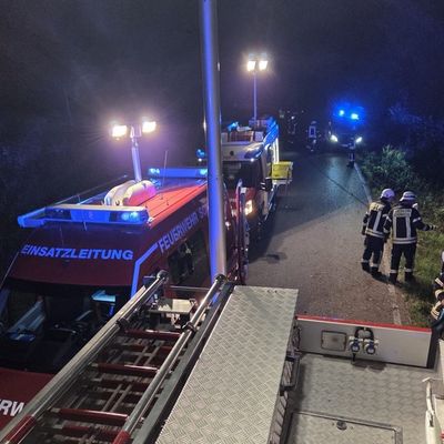 KFV-CW: PKW stürzt nachts Böschung hinunter / Feuerwehr schlägt Schneise in Wald / Eingeklemmte Schwerverletzte befreit