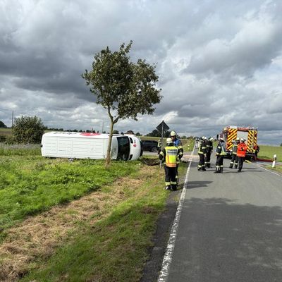 FW-WRN: E-Call alarmiert Feuerwehr zu einem schweren Verkehrsunfall
