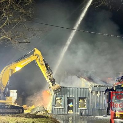 FW-RE: Vollbrand einer Trampolinhalle in der Nacht - Halle niedergerissen