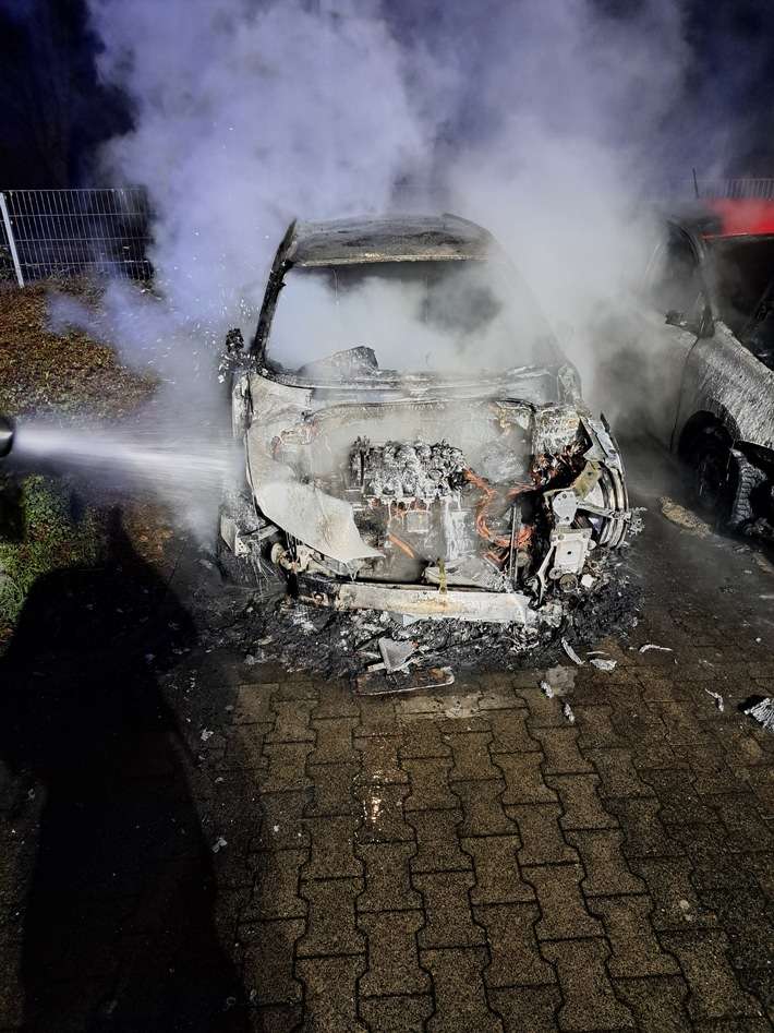 FW-MH: Fahrzeugbrand in Saarn