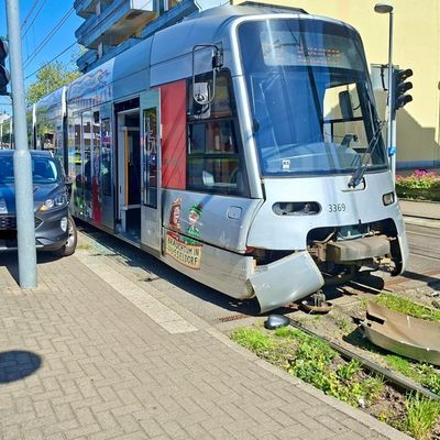 FW Ratingen: Verkehrsunfall zwischen Straßenbahn und PKW