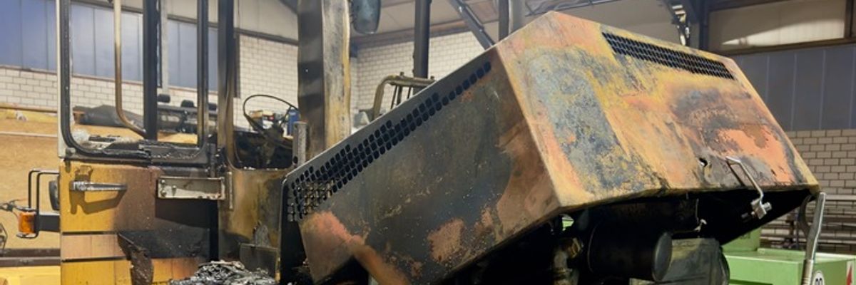 FW-OLL: Radlader brennt in Maschinenhalle - frühe Branderkennung durch Feuerwehrmann verhindert größere Ausbreitung