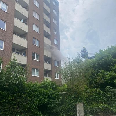 FW-NE: Küchenbrand im dritten Oberschoss eines Mehrfamilienhauses | Keine Verletzten