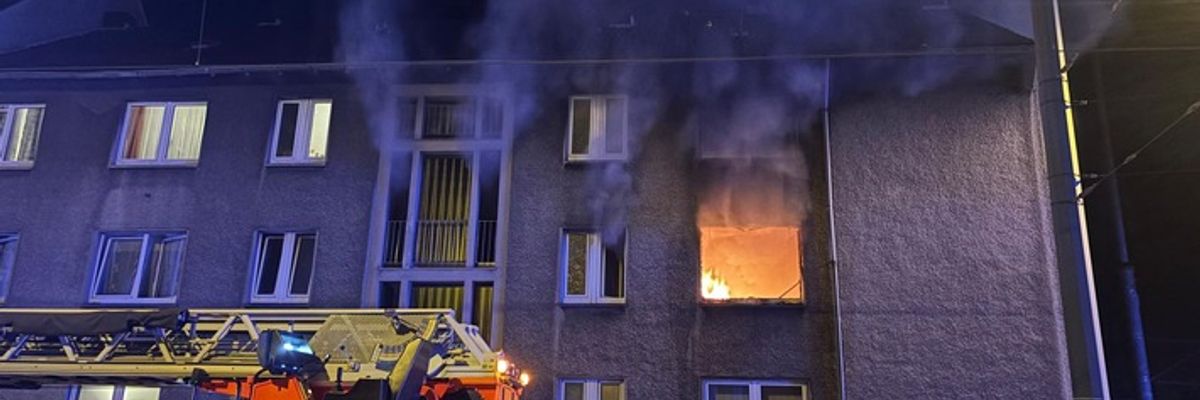 FW-E: Nächtlicher Wohnungsbrand - keine Verletzten
