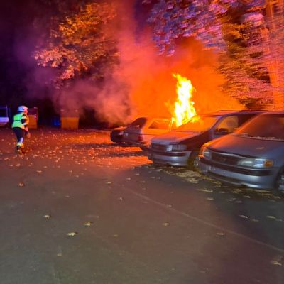 FW-EN: PKW-Brand greift auf Waldfläche über
