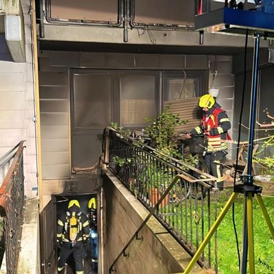 FW Bergheim: ABSCHLUSSMELDUNG: Kellerbrand in Mehrfamilienhaus - Mehrere verletzte Feuerwehrleute und eine verletzte Bewohnerin. Schwierige Brandbekämpfung