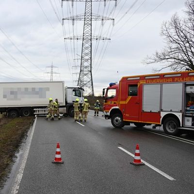 FW Pulheim: B59 blockiert: Umgekippter Anhänger und ein missglücktes Wendemanöver